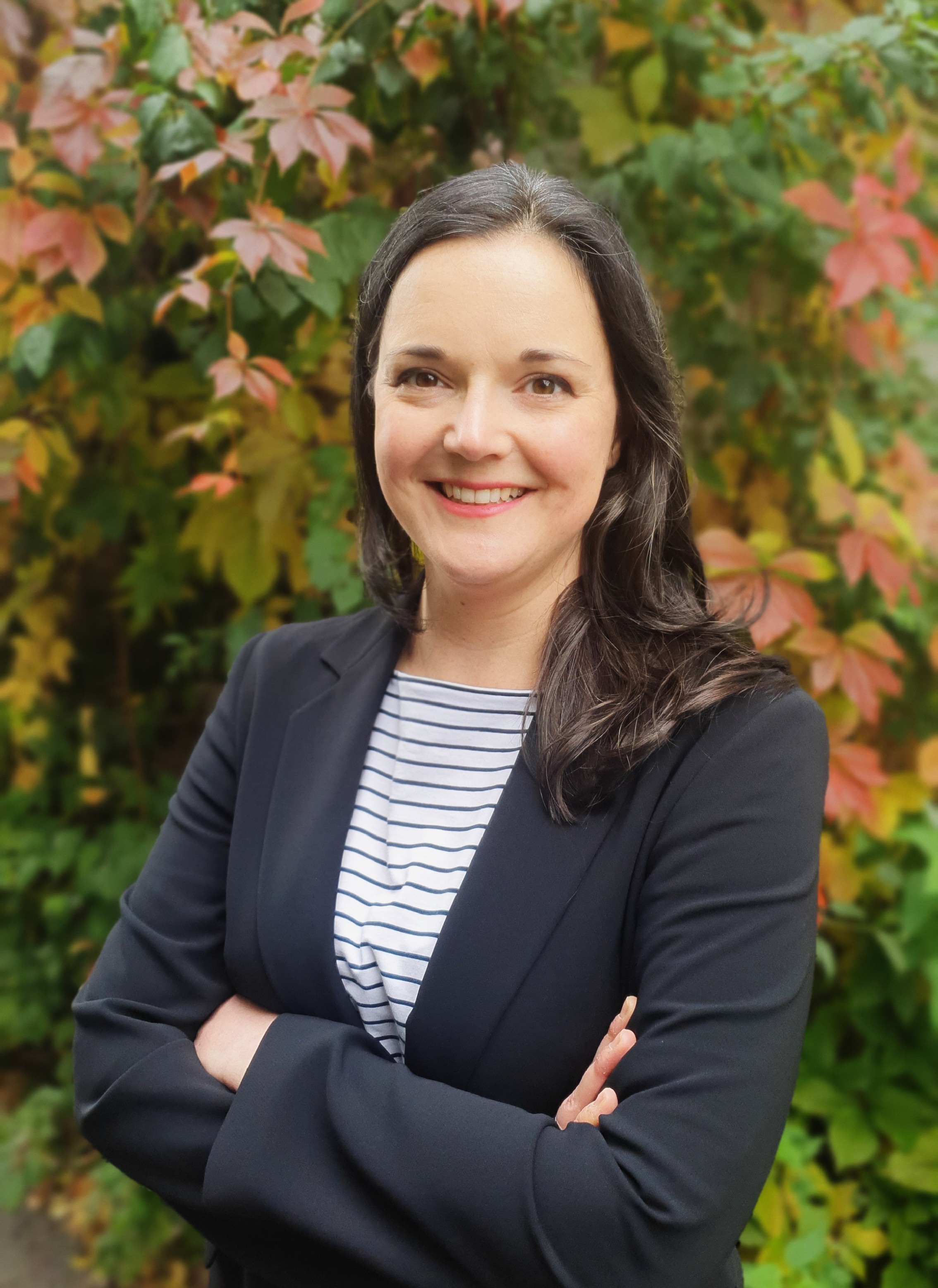 Dr. Silvia Bier vor Botanik